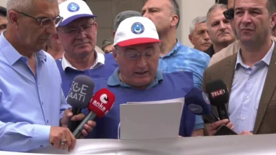 Türkiye Kamu-Sen üyeleri, İzmir'de kamuda tasarruf tedbirleri ile kamu çalışanlarının