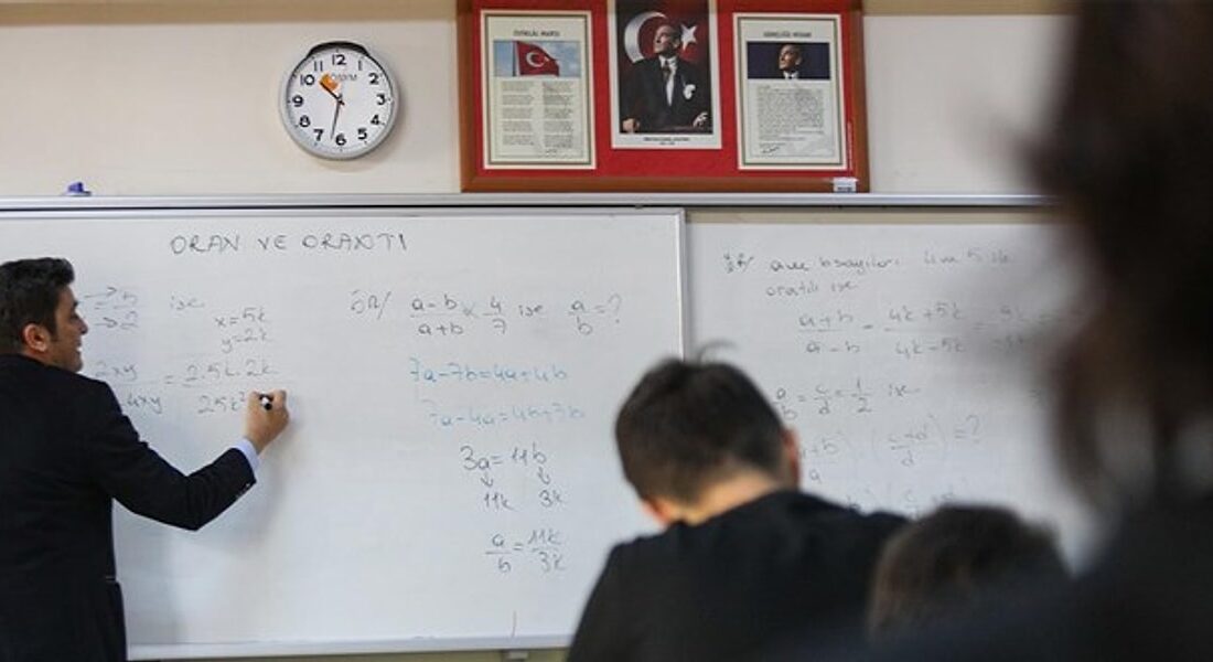 Sınıfı film setine, öğrencileri ise dekora dönüştüren 'fenomen' öğretmenler için