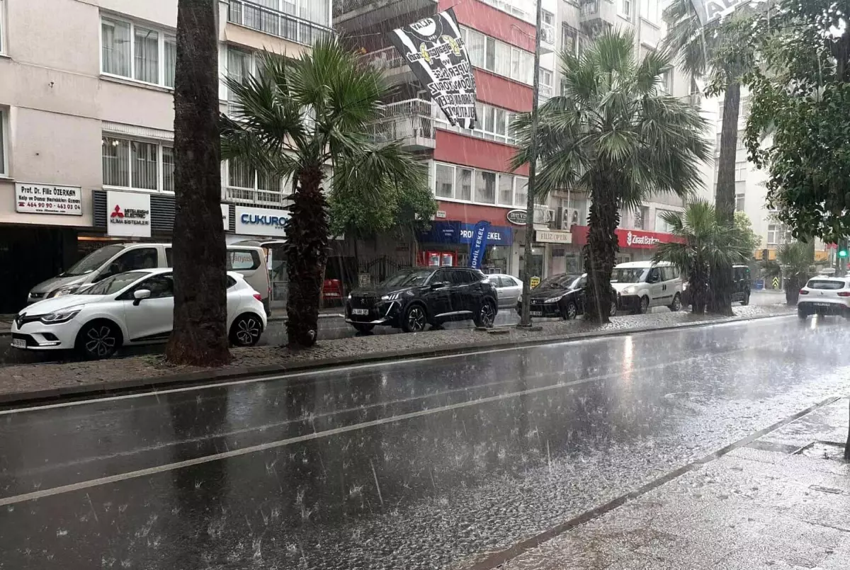 Meteoroloji, İzmir'de akşam saatlerinden itibaren kuvvetli sağanak beklendiğini duyurdu.